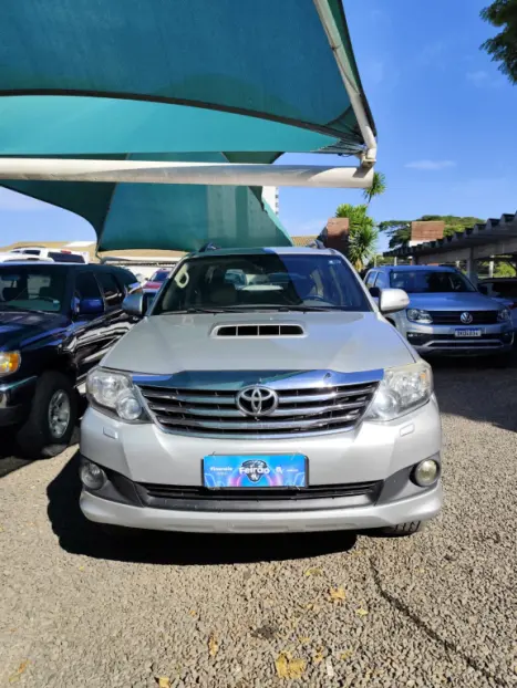 TOYOTA Hilux SW4 3.0 16V 4P SRV 4X4 7 LUGARES TURBO DIESEL AUTOMTICO, Foto 2