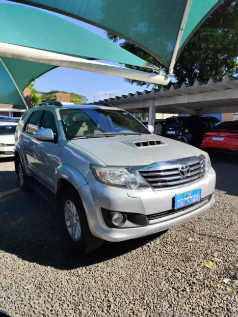 TOYOTA Hilux SW4 3.0 16V 4P SRV 4X4 7 LUGARES TURBO DIESEL AUTOMTICO, Foto 3