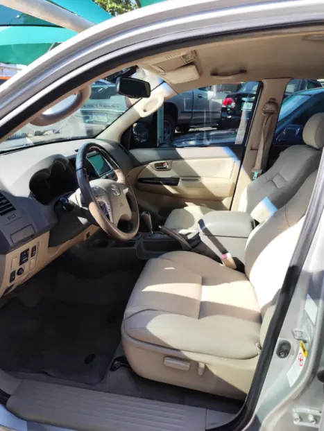 TOYOTA Hilux SW4 3.0 16V 4P SRV 4X4 7 LUGARES TURBO DIESEL AUTOMTICO, Foto 6